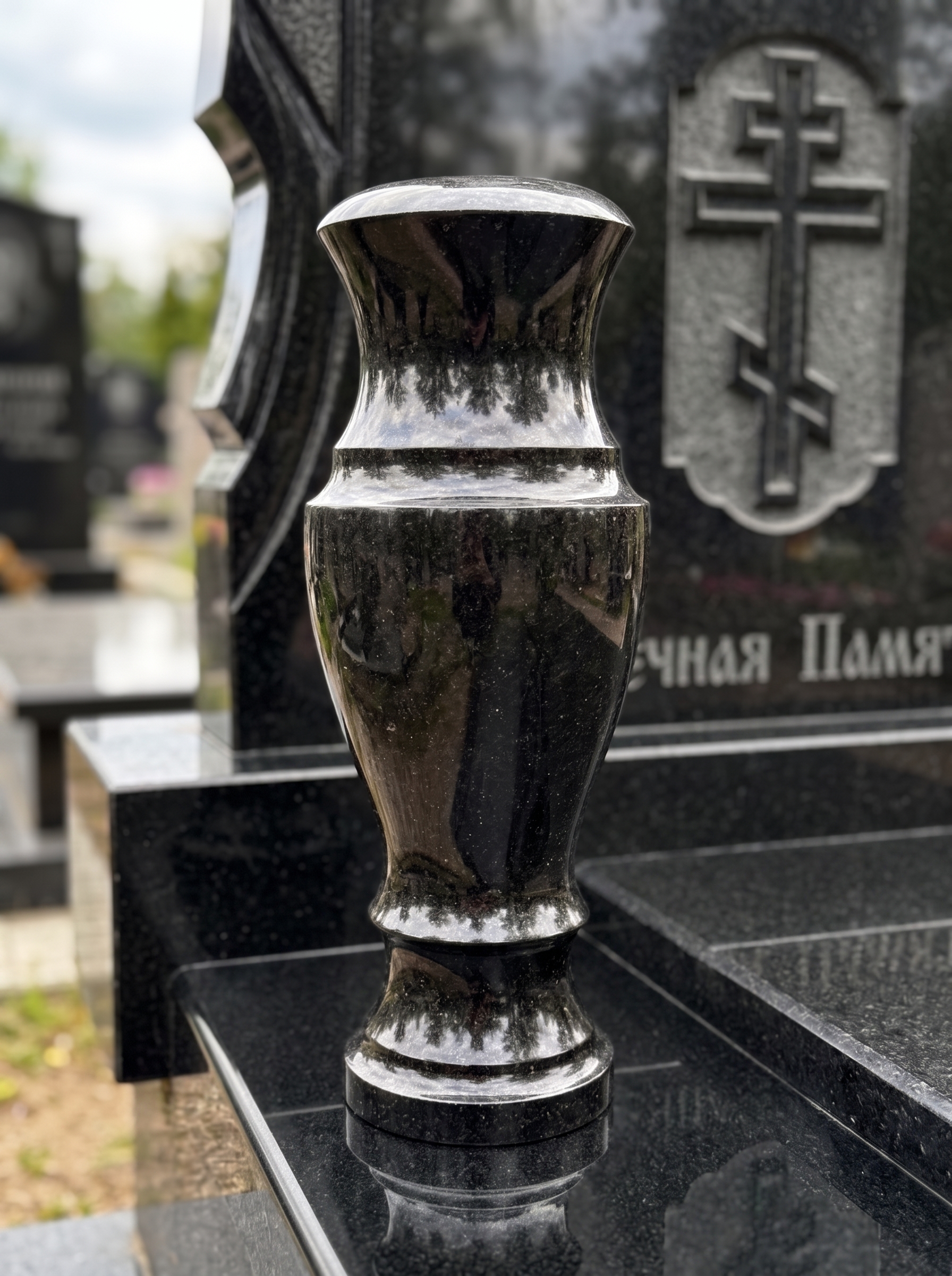 Ваза из гранита Габбро