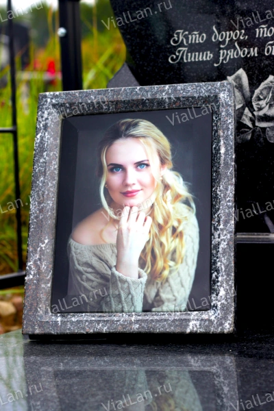 Рамка Гранитная (Квадрат, Гранит Амфиболит, 26*32, медальон 18*24) арт:1788